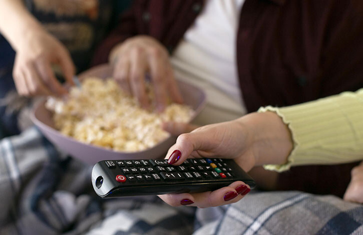 Больше половины населения России продолжает смотреть телевизор раз в день