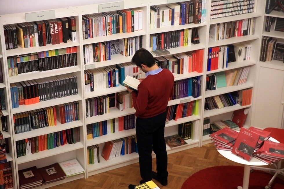 Эксперты: в РФ рост продаж книг на маркетплейсах негативно сказался на книжных магазинах