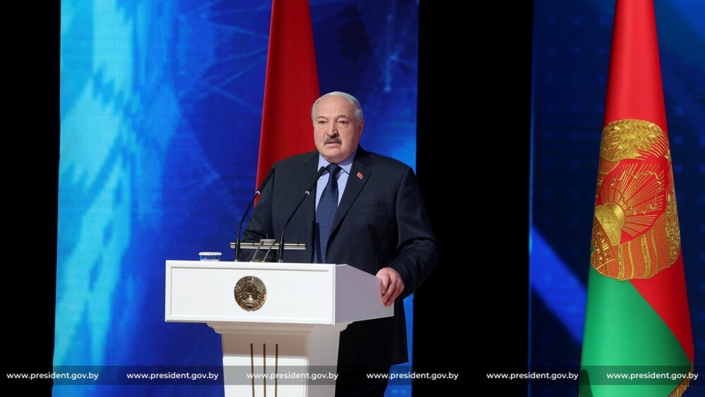 Лукашенко: газеты и журналы должны стать элитарными медиа